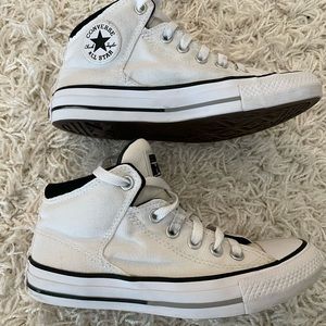 Converse fashion sneakers. Unisex shoe. Size mens 4 women’s 6